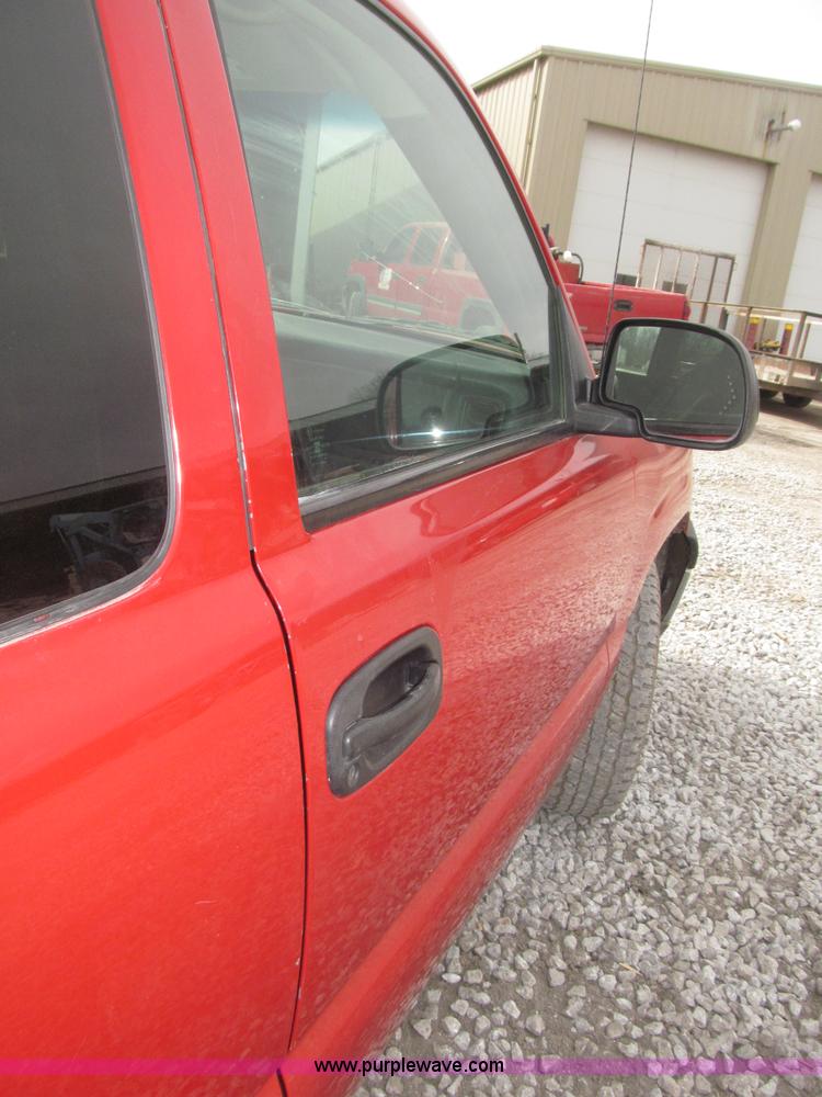 image for item B5382 2003 Chevrolet Silverado 1500 LS Extended Cab pickup truck