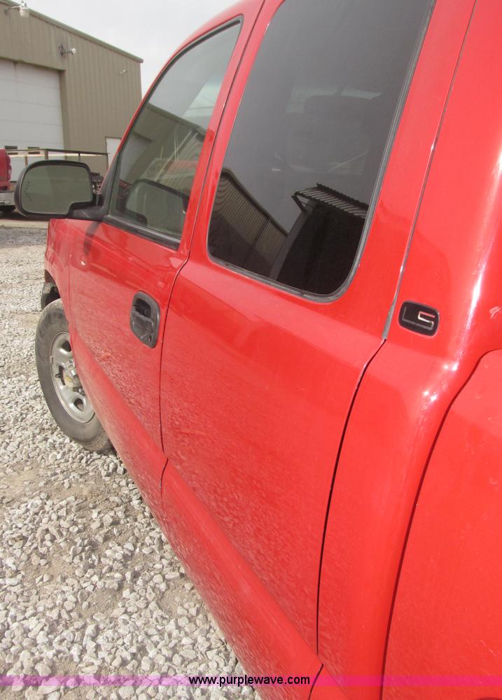 image for item B5382 2003 Chevrolet Silverado 1500 LS Extended Cab pickup truck