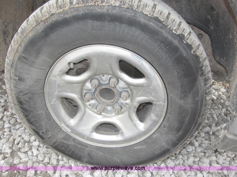 image for item B5382 2003 Chevrolet Silverado 1500 LS Extended Cab pickup truck