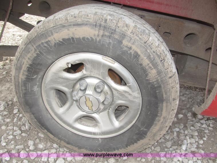 image for item B5382 2003 Chevrolet Silverado 1500 LS Extended Cab pickup truck