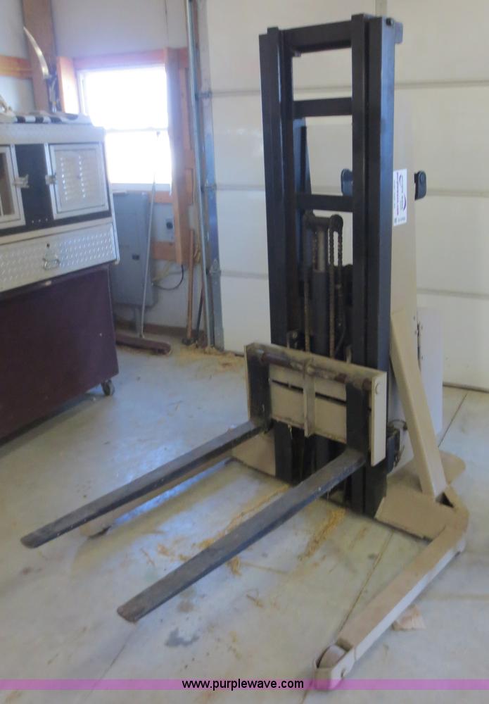 image for item D5762 1979 Crown forklift