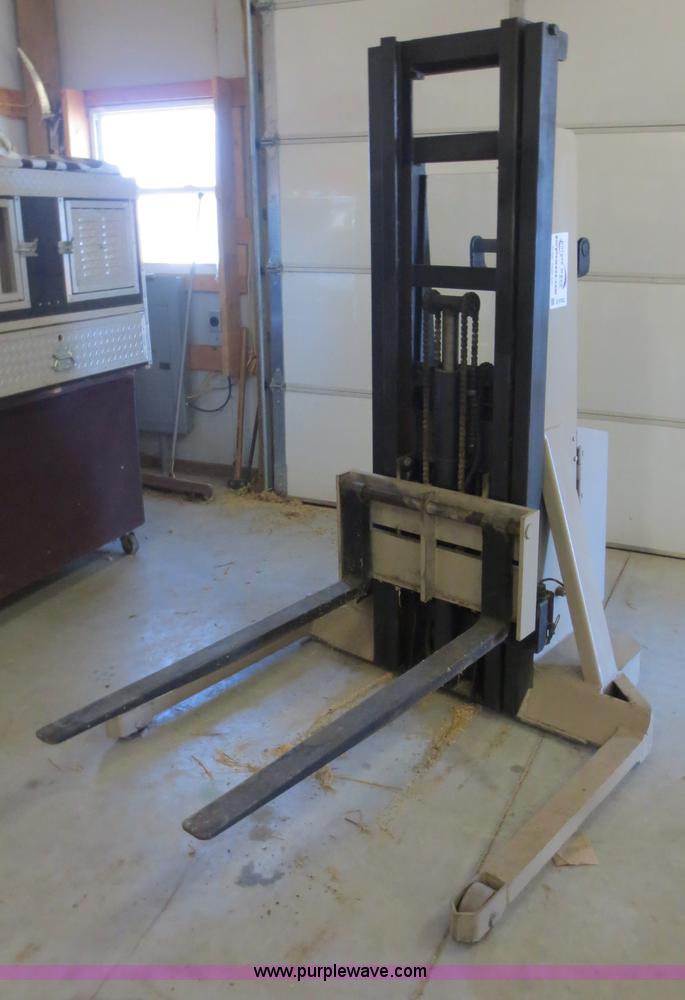 image for item D5762 1979 Crown forklift