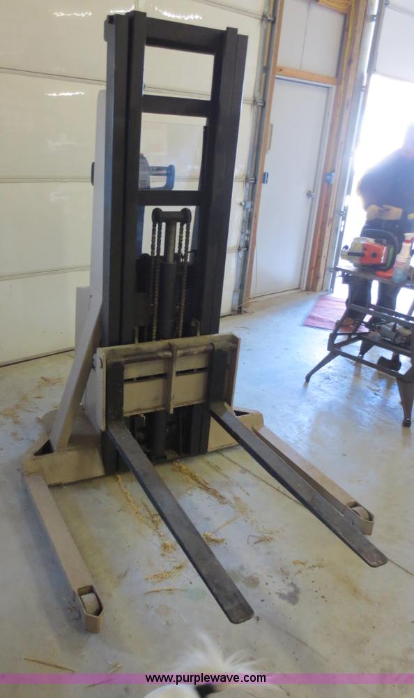 image for item D5762 1979 Crown forklift