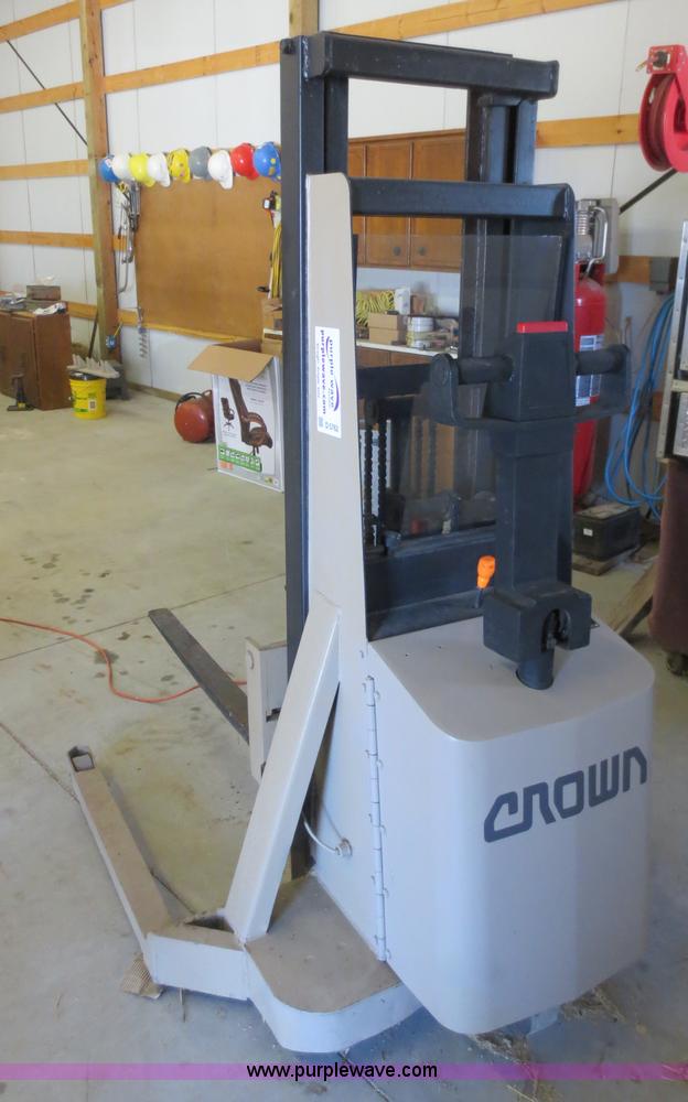 image for item D5762 1979 Crown forklift