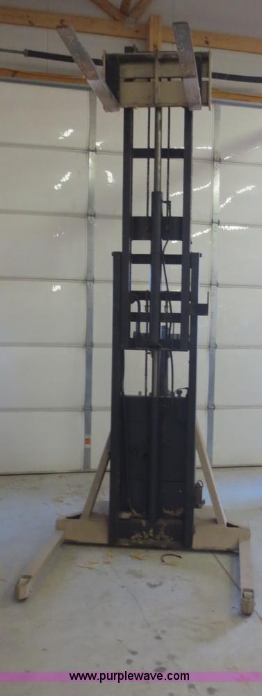 image for item D5762 1979 Crown forklift