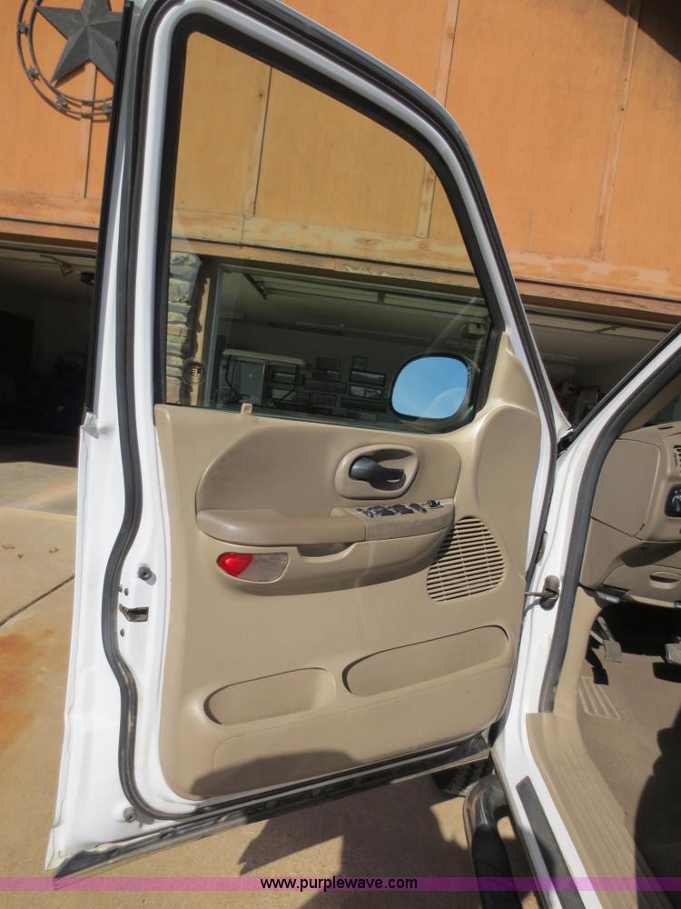 image for item D5763 2001 Ford F150 Lariat SuperCrew pickup truck