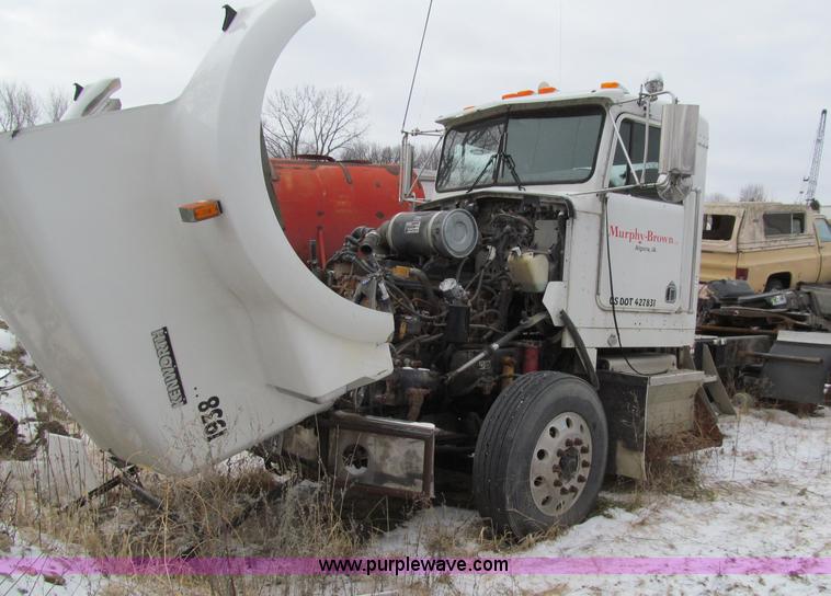 image for item D7157 2004 Kenworth T800 semi truck