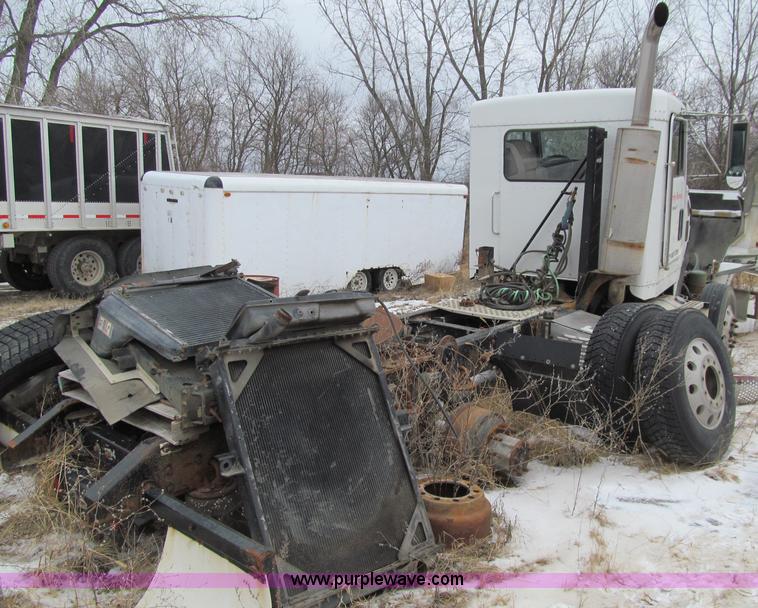 image for item D7157 2004 Kenworth T800 semi truck