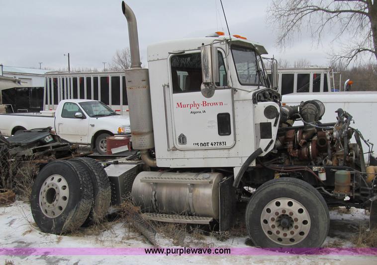 image for item D7157 2004 Kenworth T800 semi truck