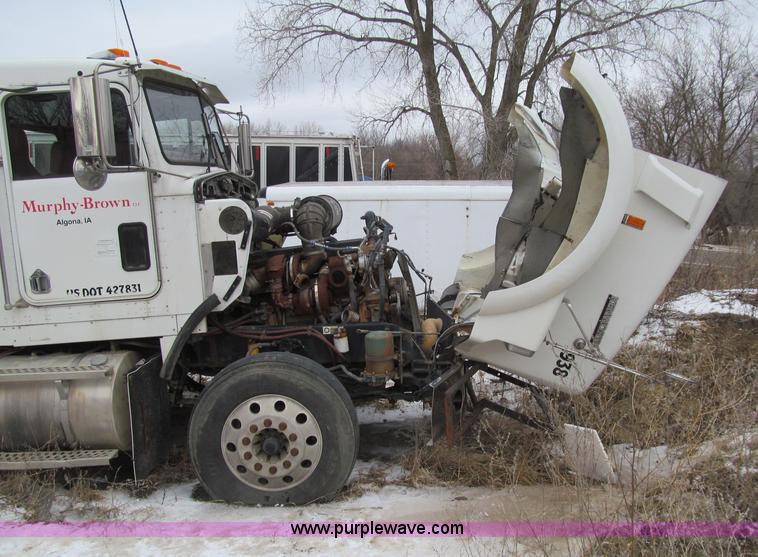 image for item D7157 2004 Kenworth T800 semi truck