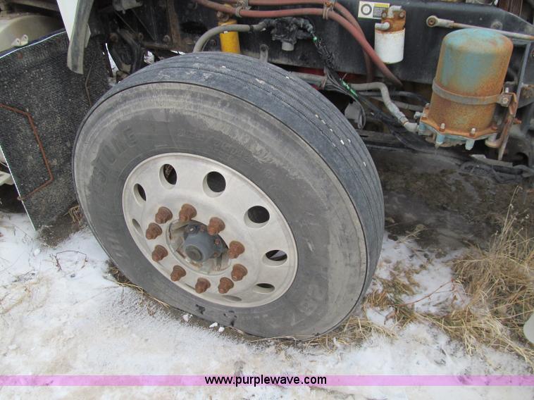 image for item D7157 2004 Kenworth T800 semi truck