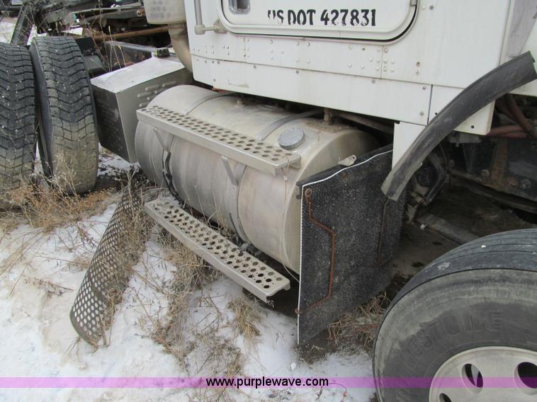 image for item D7157 2004 Kenworth T800 semi truck