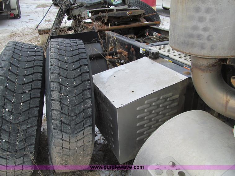 image for item D7157 2004 Kenworth T800 semi truck