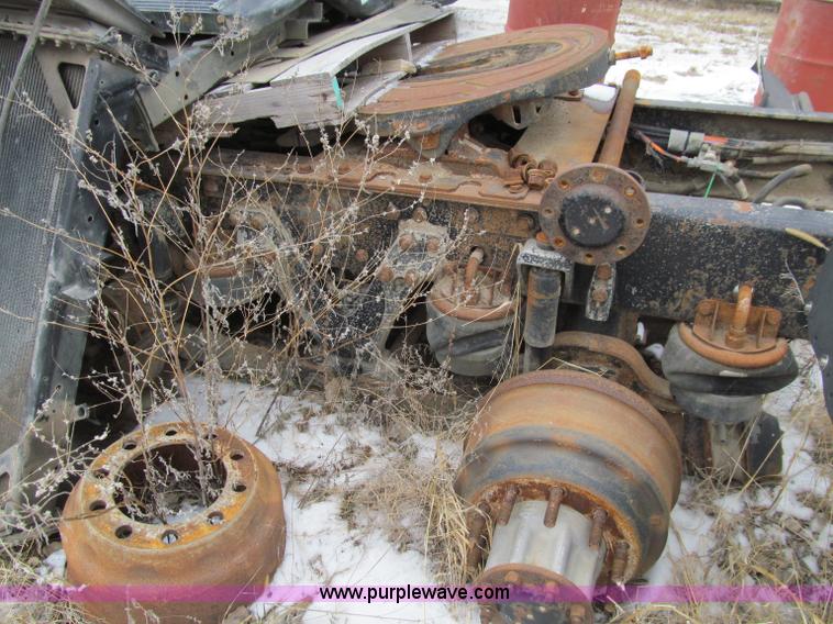 image for item D7157 2004 Kenworth T800 semi truck