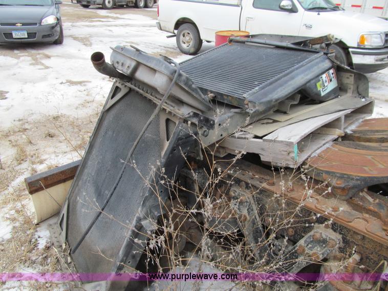 image for item D7157 2004 Kenworth T800 semi truck