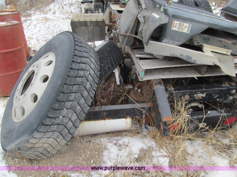 image for item D7157 2004 Kenworth T800 semi truck