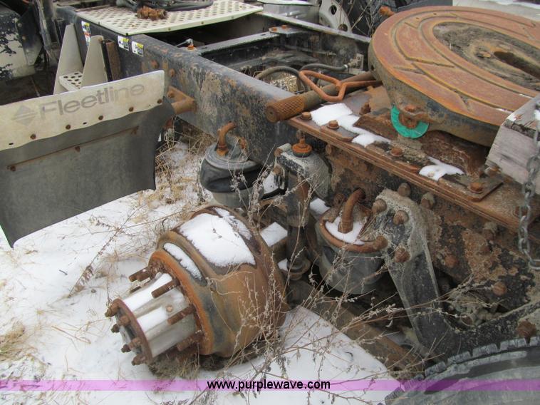 image for item D7157 2004 Kenworth T800 semi truck