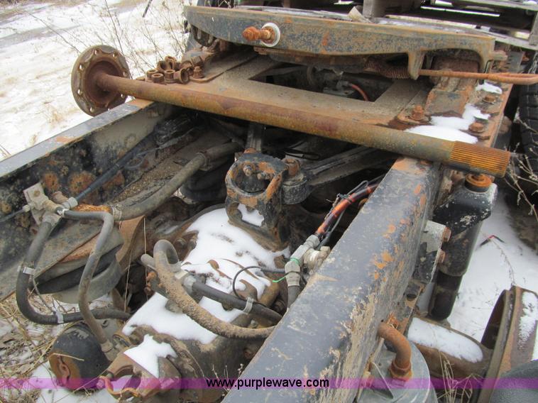 image for item D7157 2004 Kenworth T800 semi truck