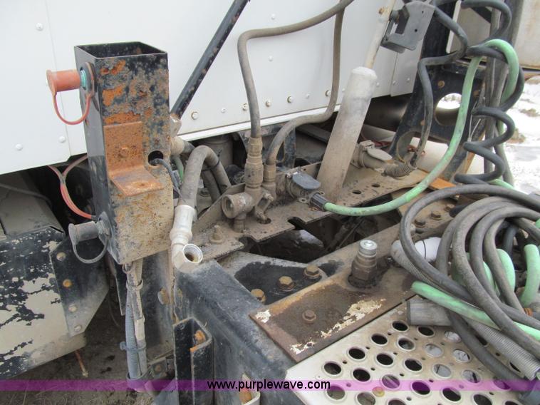 image for item D7157 2004 Kenworth T800 semi truck