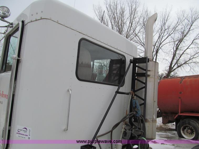 image for item D7157 2004 Kenworth T800 semi truck