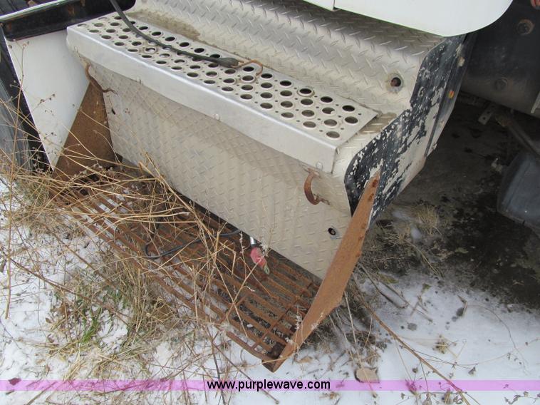 image for item D7157 2004 Kenworth T800 semi truck