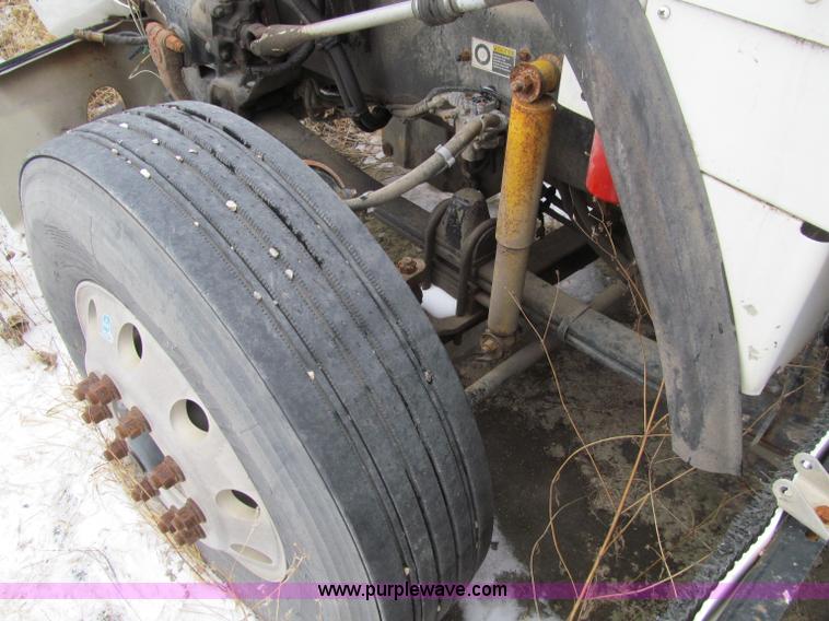 image for item D7157 2004 Kenworth T800 semi truck