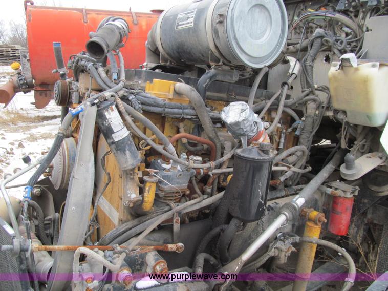 image for item D7157 2004 Kenworth T800 semi truck