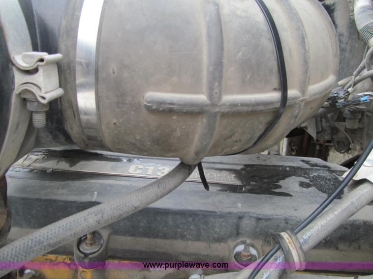 image for item D7157 2004 Kenworth T800 semi truck