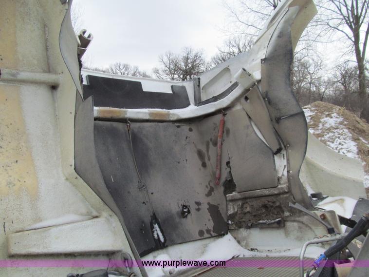 image for item D7157 2004 Kenworth T800 semi truck