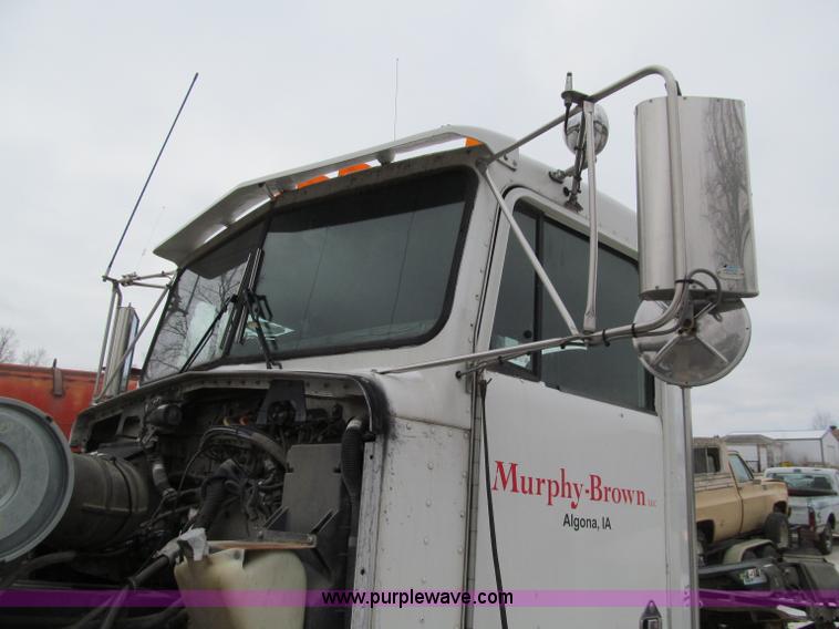 image for item D7157 2004 Kenworth T800 semi truck