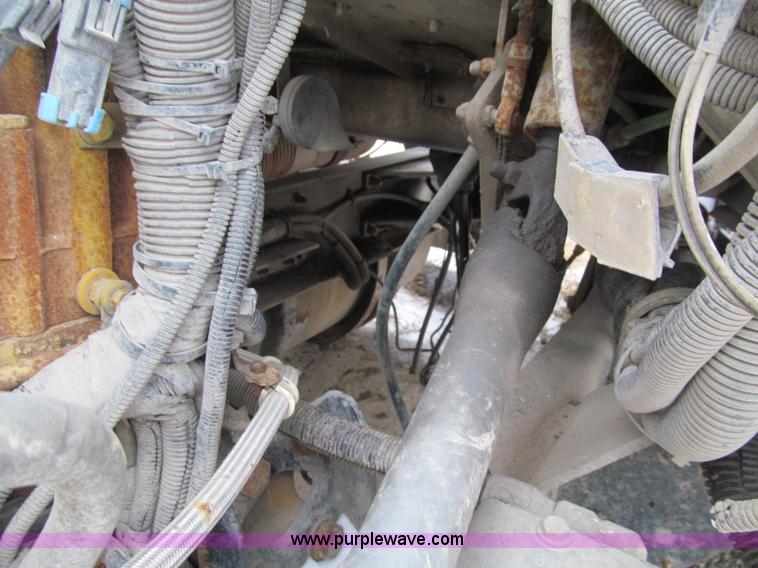 image for item D7157 2004 Kenworth T800 semi truck