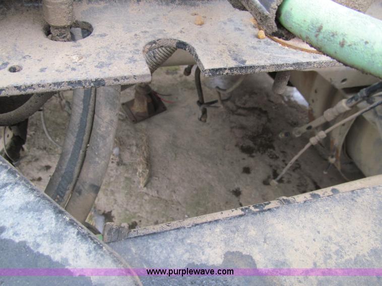 image for item D7157 2004 Kenworth T800 semi truck