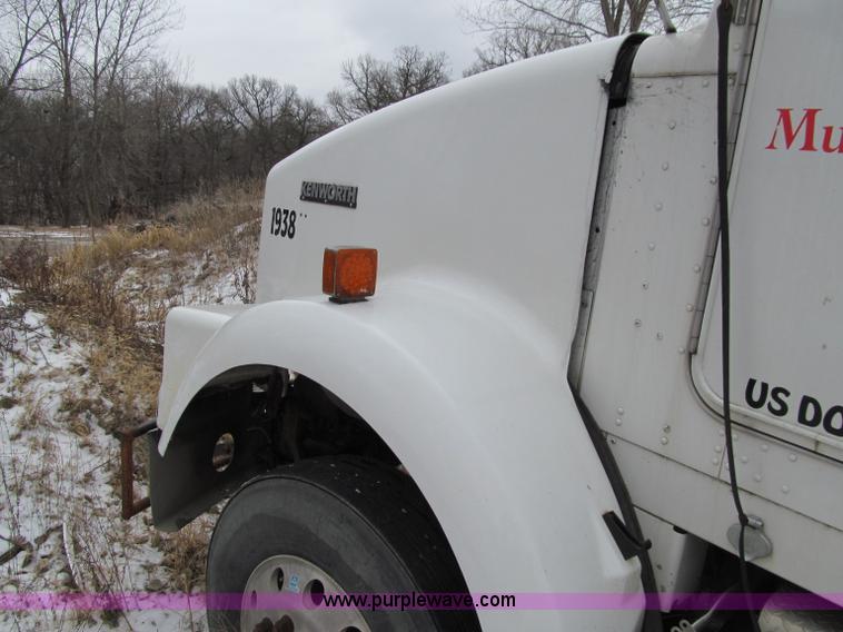 image for item D7157 2004 Kenworth T800 semi truck