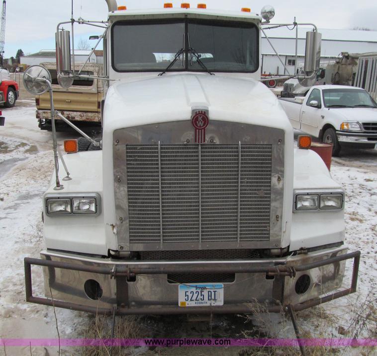image for item D7157 2004 Kenworth T800 semi truck