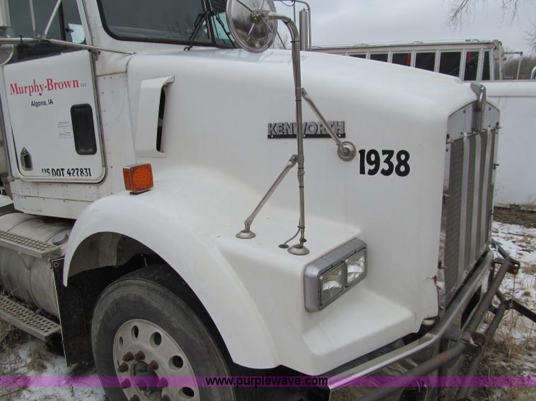 image for item D7157 2004 Kenworth T800 semi truck