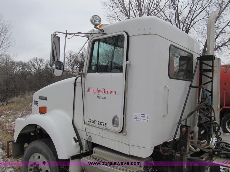 image for item D7157 2004 Kenworth T800 semi truck