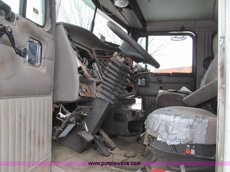 image for item D7157 2004 Kenworth T800 semi truck