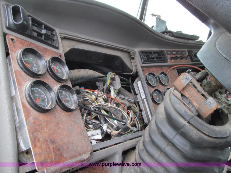 image for item D7157 2004 Kenworth T800 semi truck