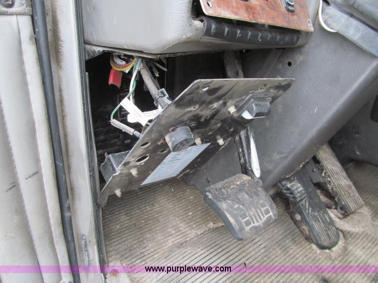 image for item D7157 2004 Kenworth T800 semi truck