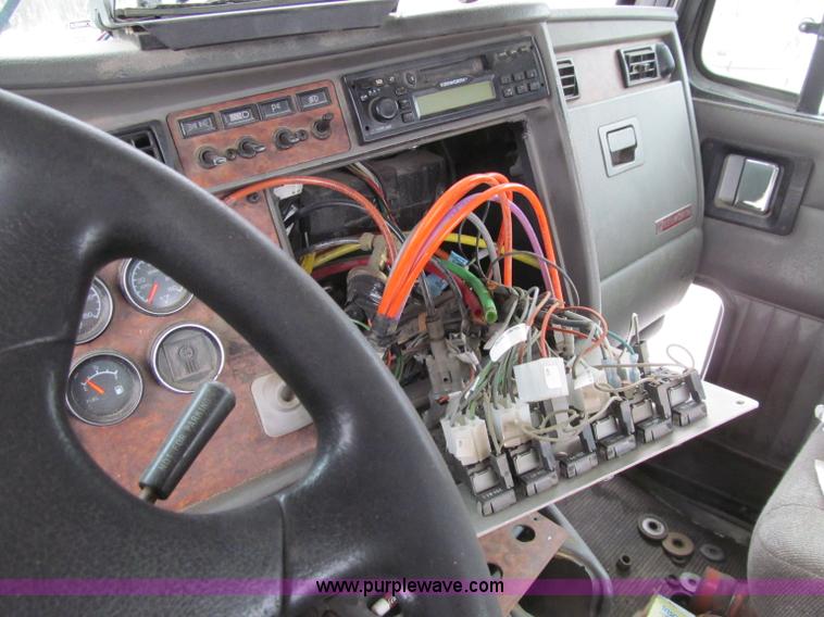 image for item D7157 2004 Kenworth T800 semi truck