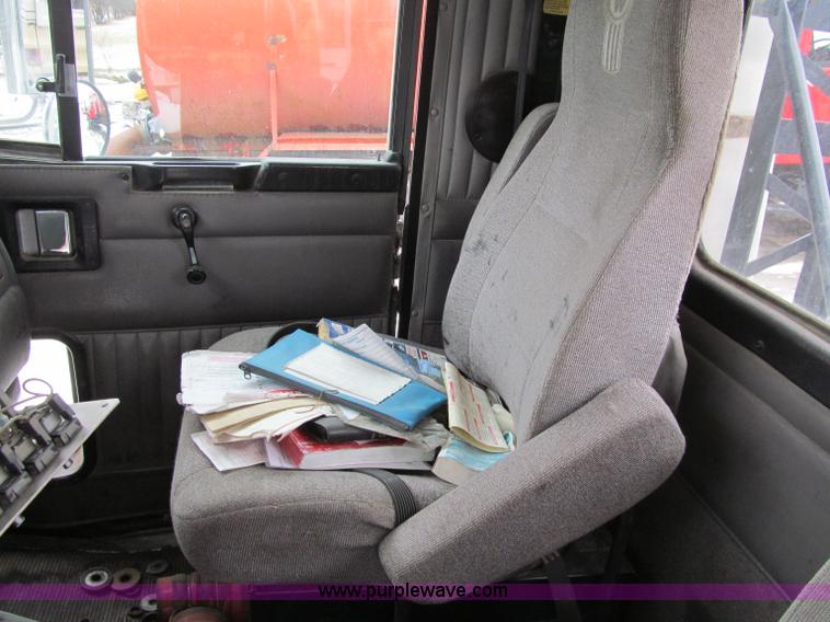 image for item D7157 2004 Kenworth T800 semi truck