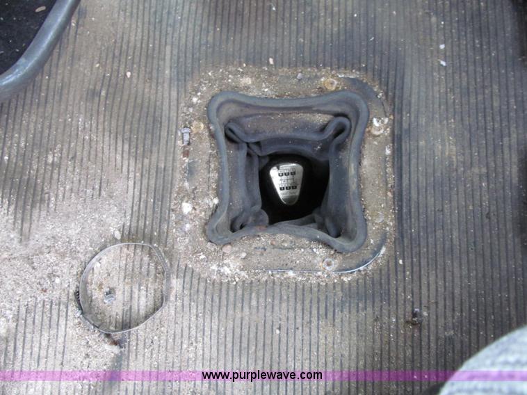 image for item D7157 2004 Kenworth T800 semi truck