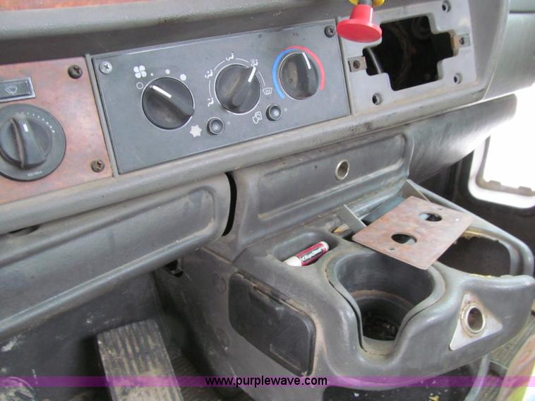 image for item D7157 2004 Kenworth T800 semi truck