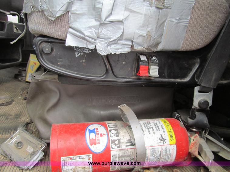 image for item D7157 2004 Kenworth T800 semi truck