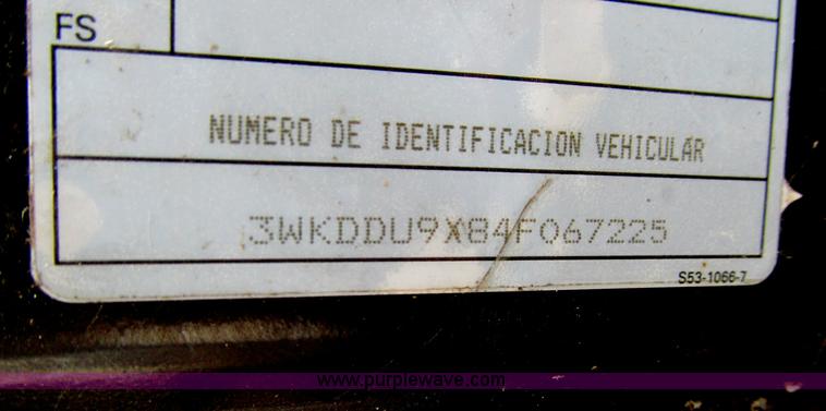 image for item D7157 2004 Kenworth T800 semi truck