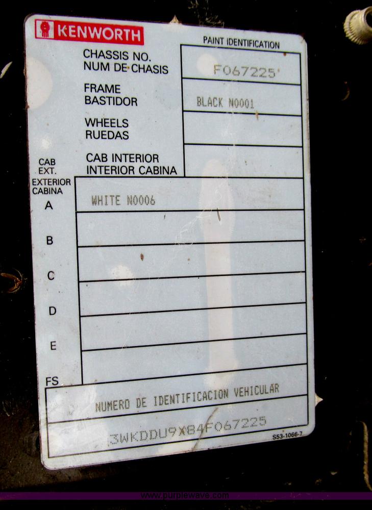image for item D7157 2004 Kenworth T800 semi truck