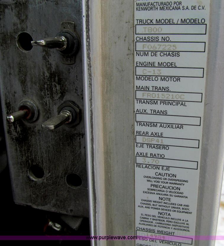 image for item D7157 2004 Kenworth T800 semi truck