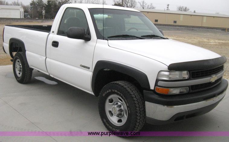 image for item E3081 2002 Chevrolet Silverado 2500 pickup truck