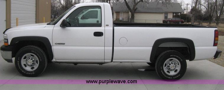 image for item E3081 2002 Chevrolet Silverado 2500 pickup truck
