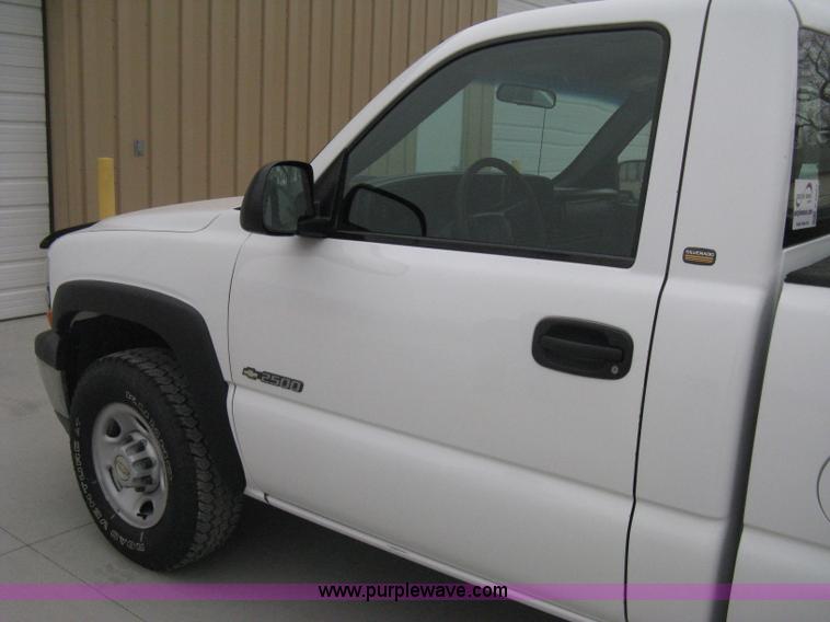 image for item E3081 2002 Chevrolet Silverado 2500 pickup truck
